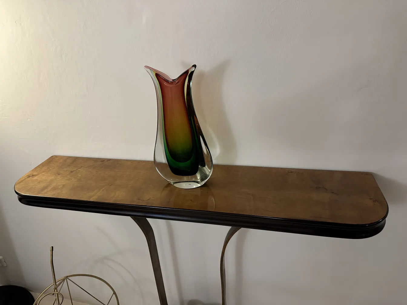 vase murano sur une table élégante, couleur verte et rouge, antiquité