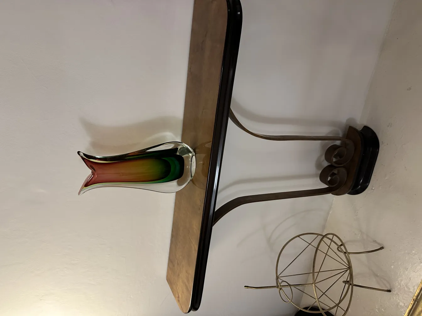 vaso de murano antigo em vermelho e verde, decorando uma mesa