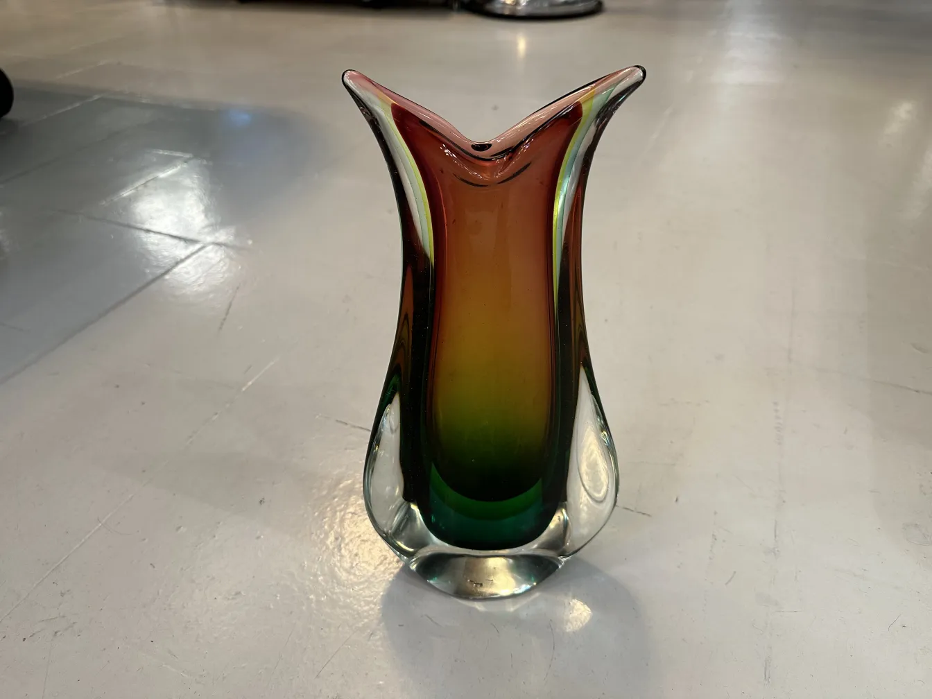 antike murano-glas mit eleganter form und lebhaften farben in einem modernen setting