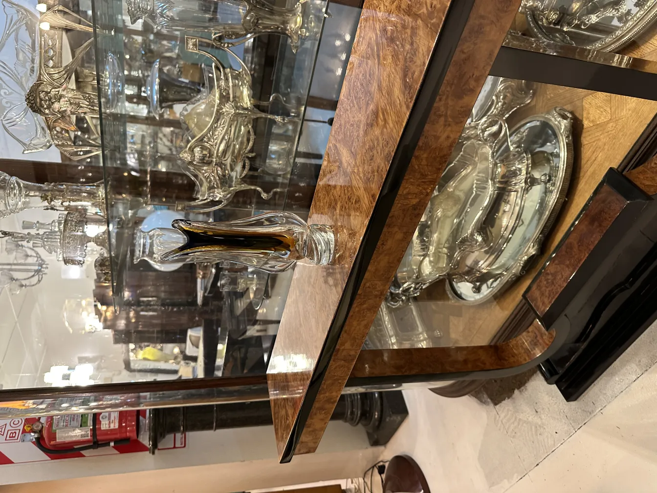 展示中的古董穆拉诺花瓶，装饰多彩