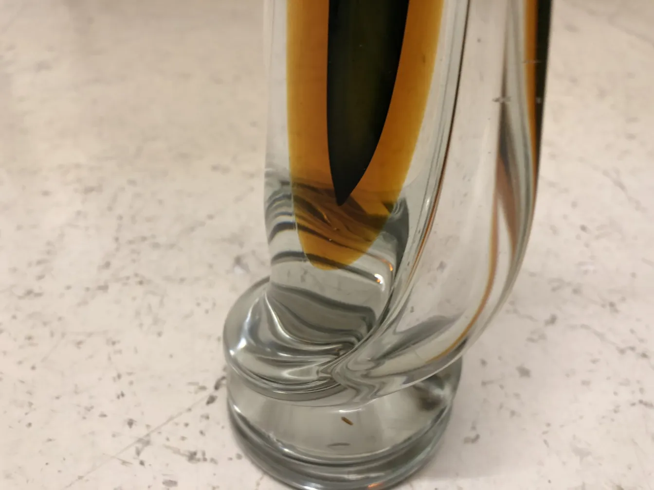 Vaso antico di Murano con design colorato in un ambiente neutro