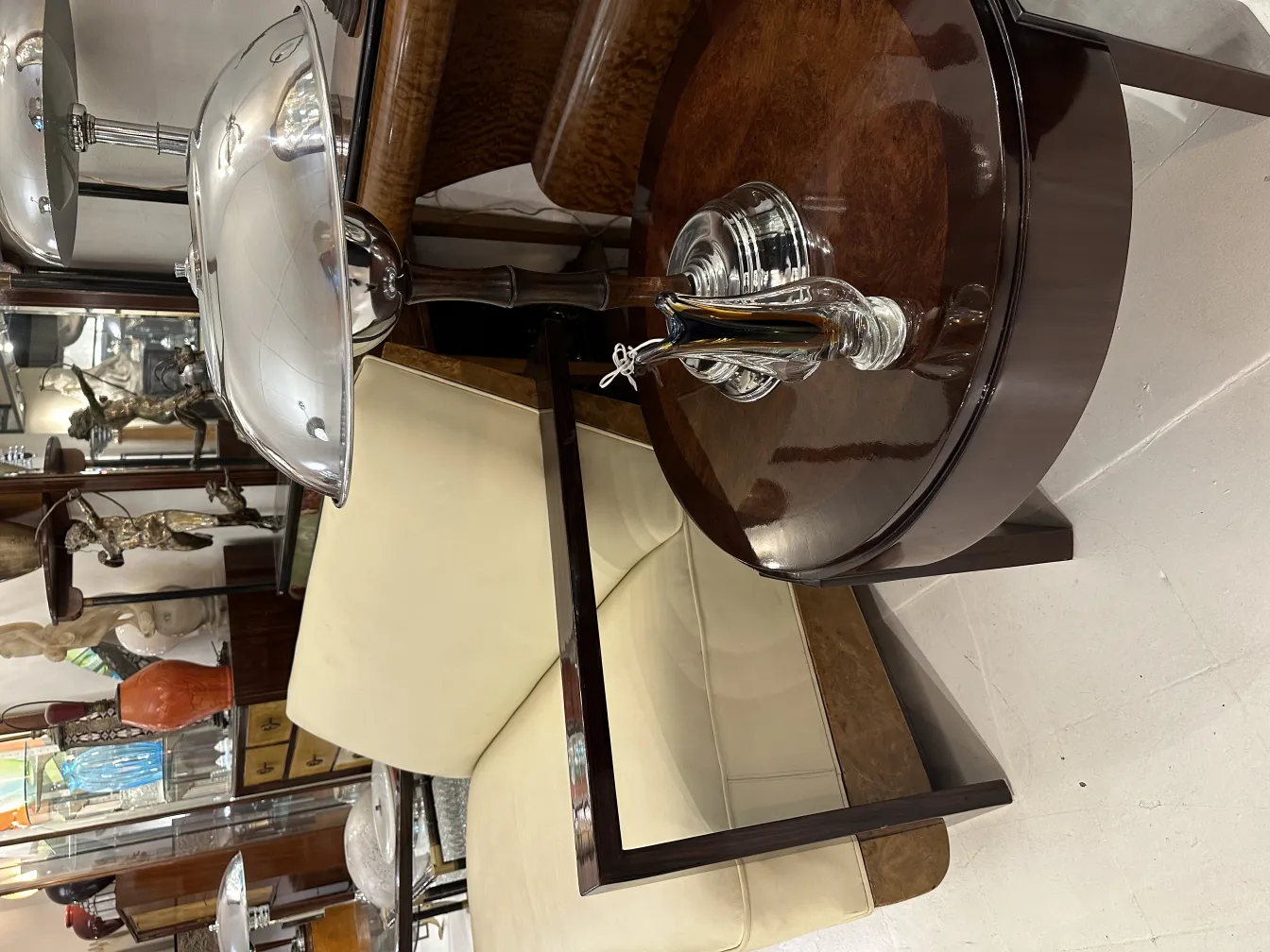 アンティークのムラーノ花瓶、エレガントな環境に装飾的な特徴を持つ。