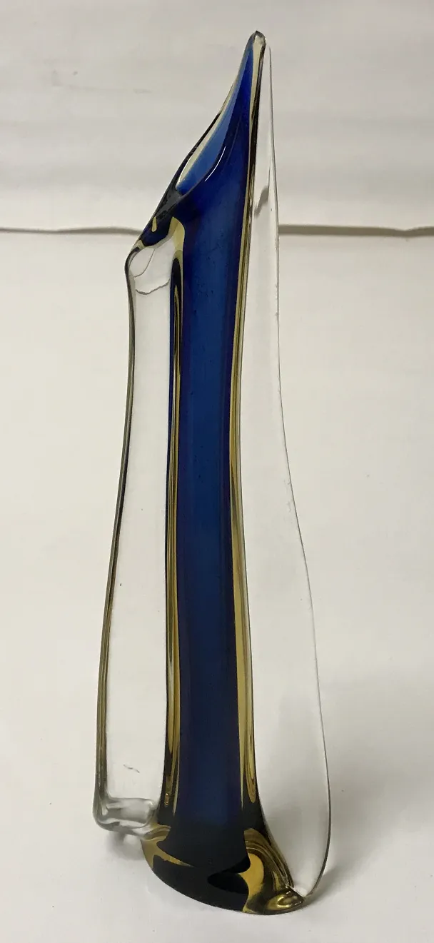 Vase Murano ancien coloré avec base noire, design élégant