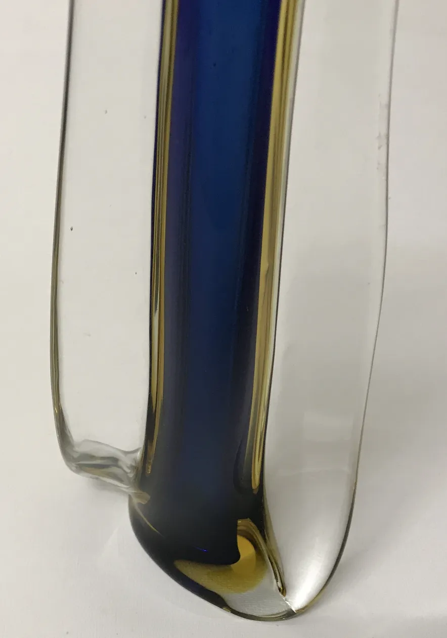 vaso di murano con forma elegante e distintiva, sfondo chiaro