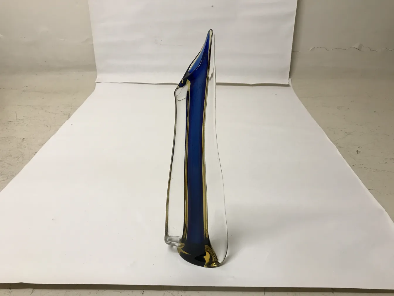 ムラーノの古い花瓶、青い色、エレガントな形