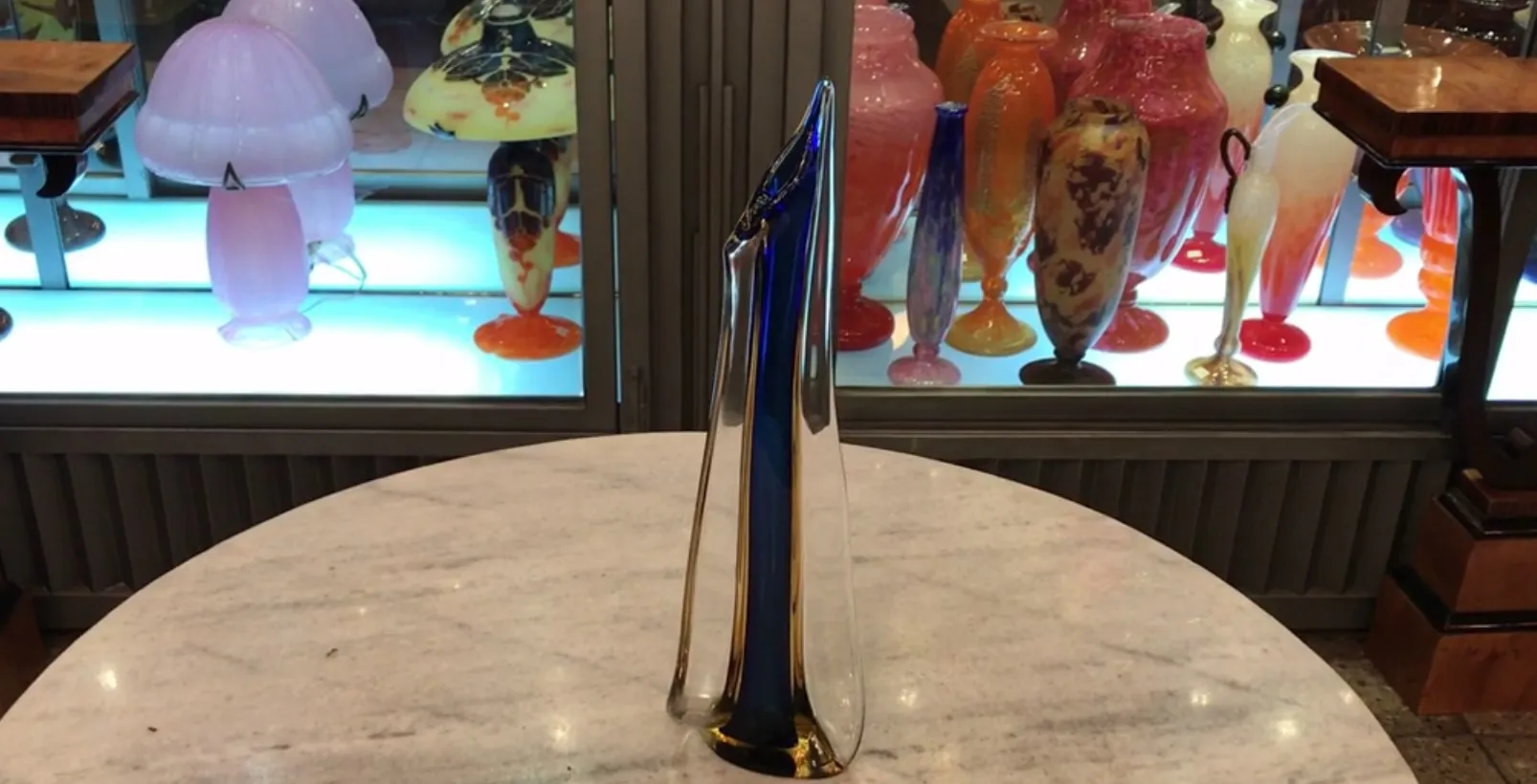 antik murano-glas mit eleganten formen und dekorativem hintergrund