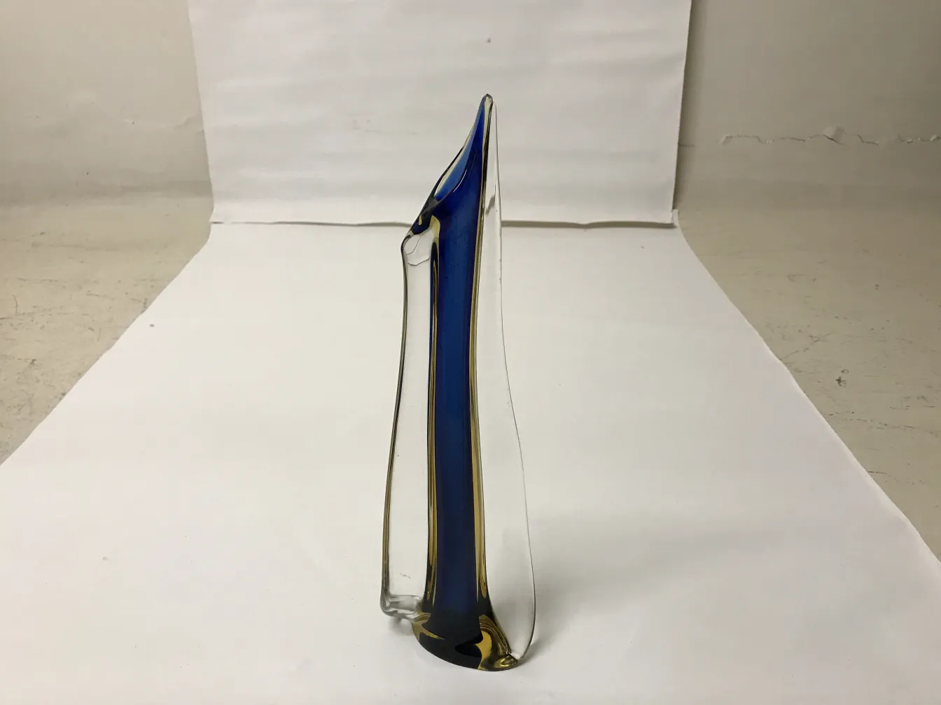 vase murano avec forme stylisée et couleurs vives