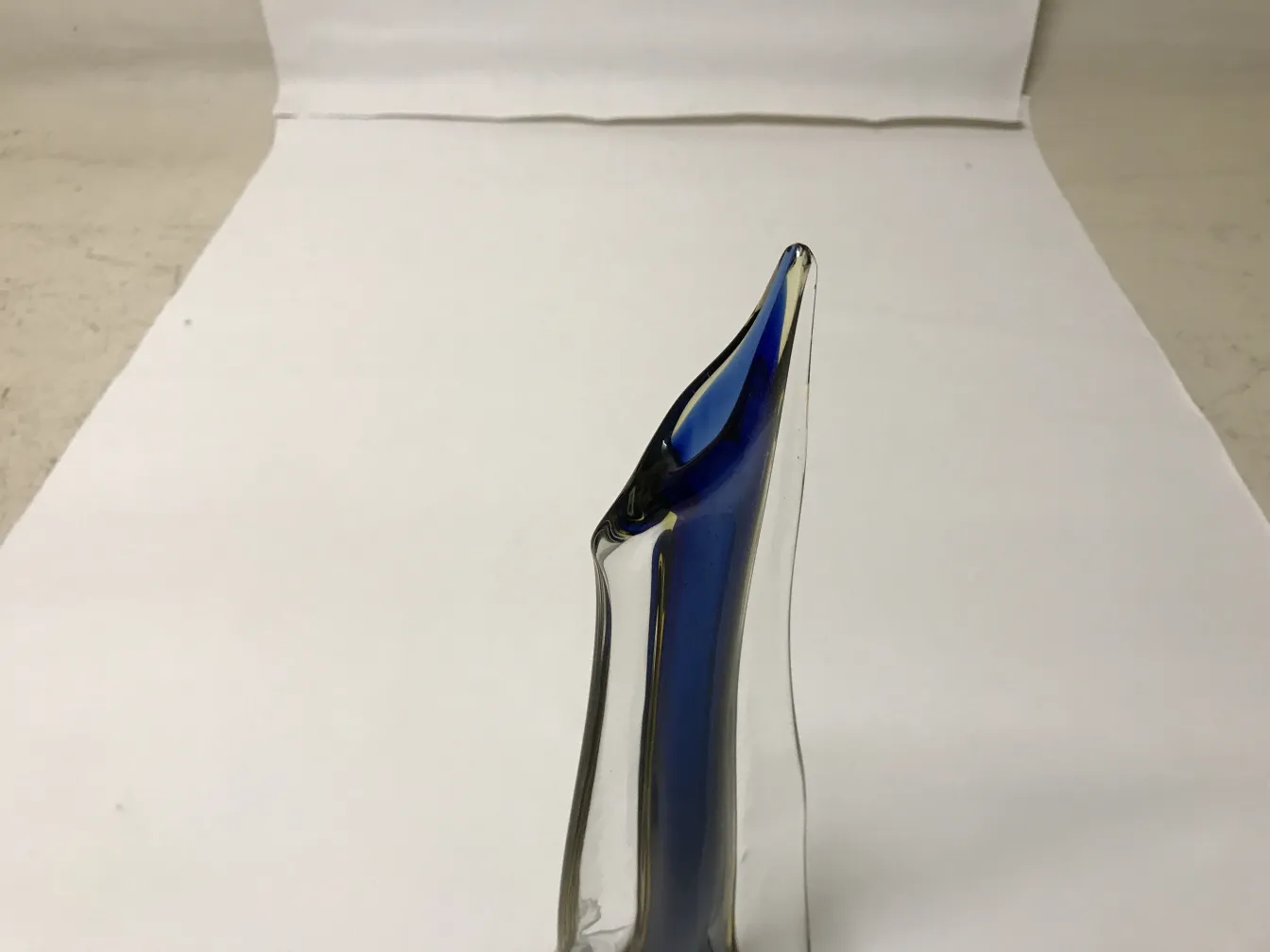 Vaso di Murano con design elegante e colore blu, antichità.