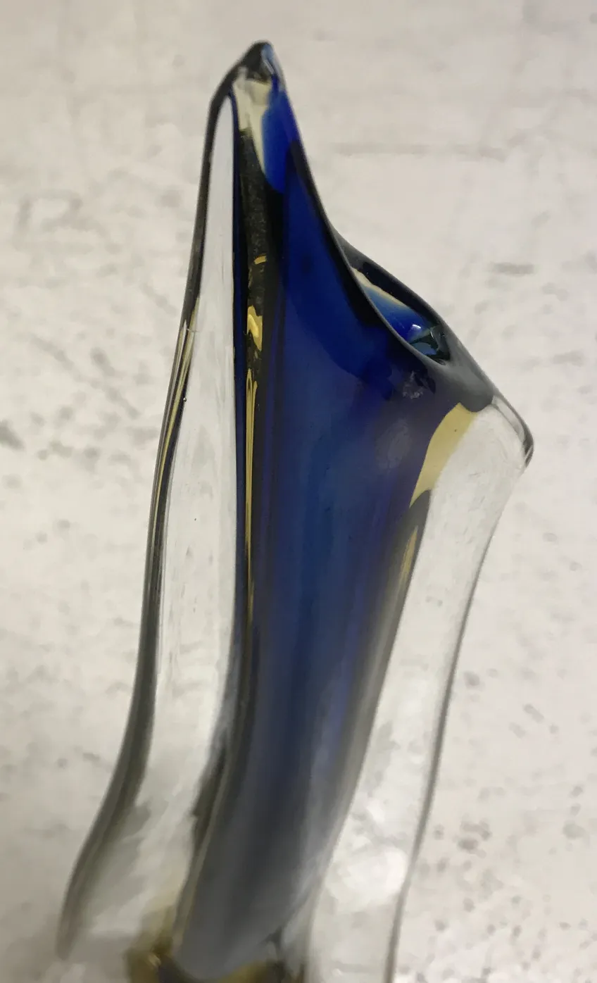 vase murano avec forme stylisée et couleur bleue, antiquité