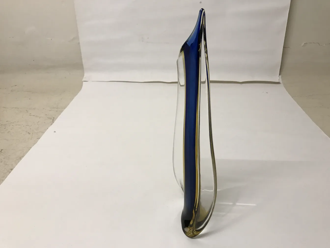 antik murano-glas in eleganter Form mit blauen Akzenten