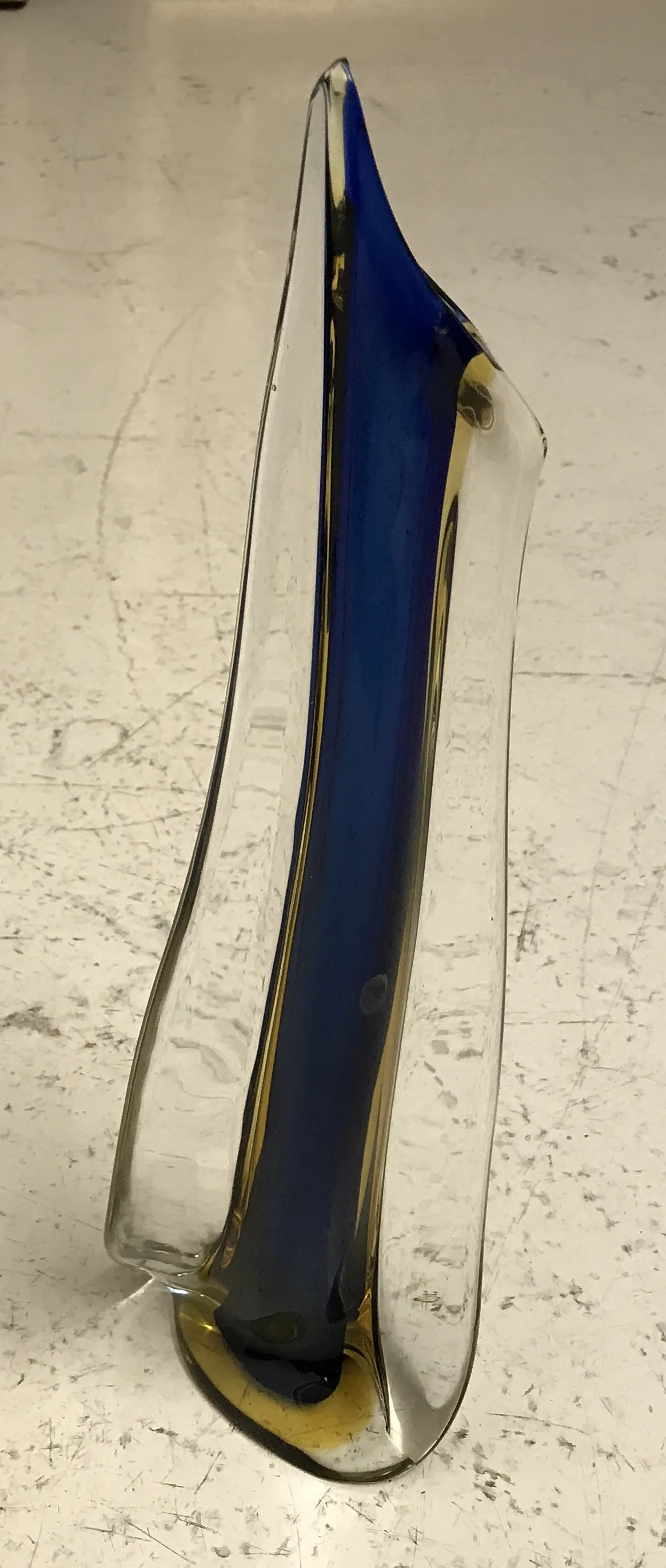 vaso de murano com forma elegante e detalhes azuis