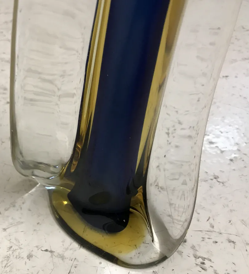 Vaso antico di Murano con colori vivaci, unico e decorativo.