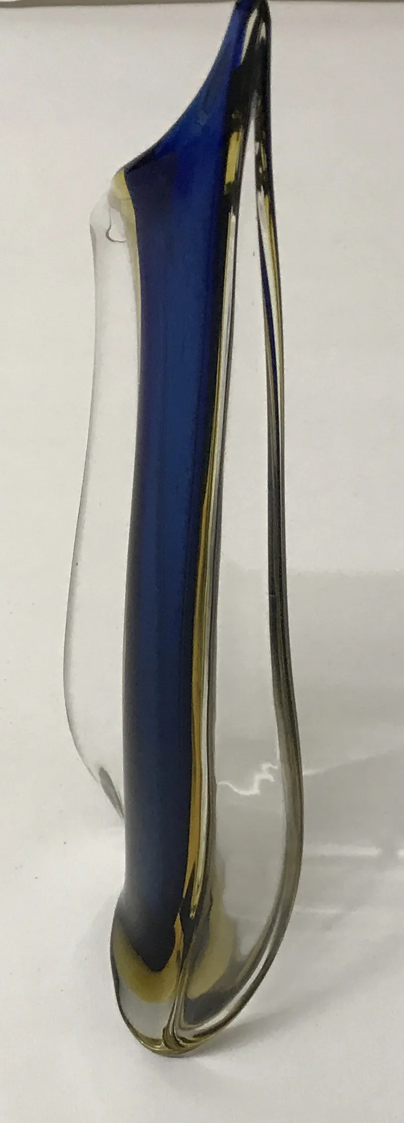 vaso de murano antigo com design sofisticado e cores vibrantes