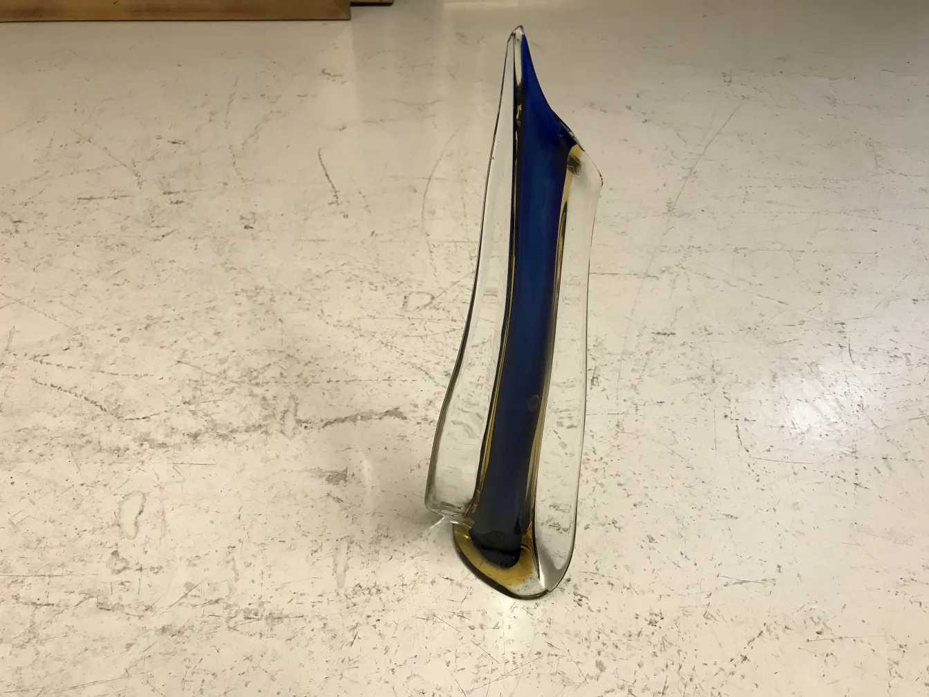 florero de murano antiguo en forma elegante de cristal azul