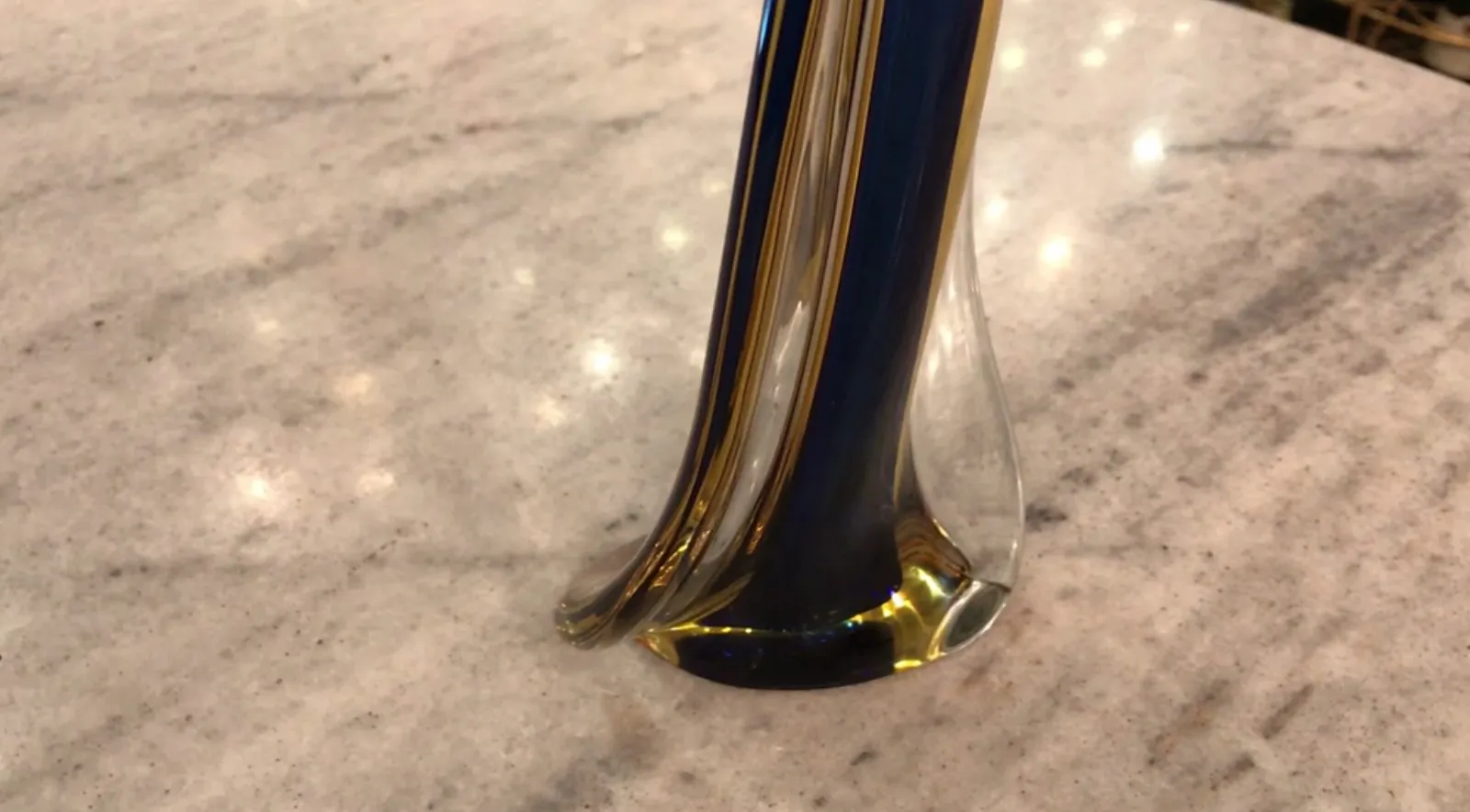 antik murano glas auf einer hellen glänzenden Oberfläche