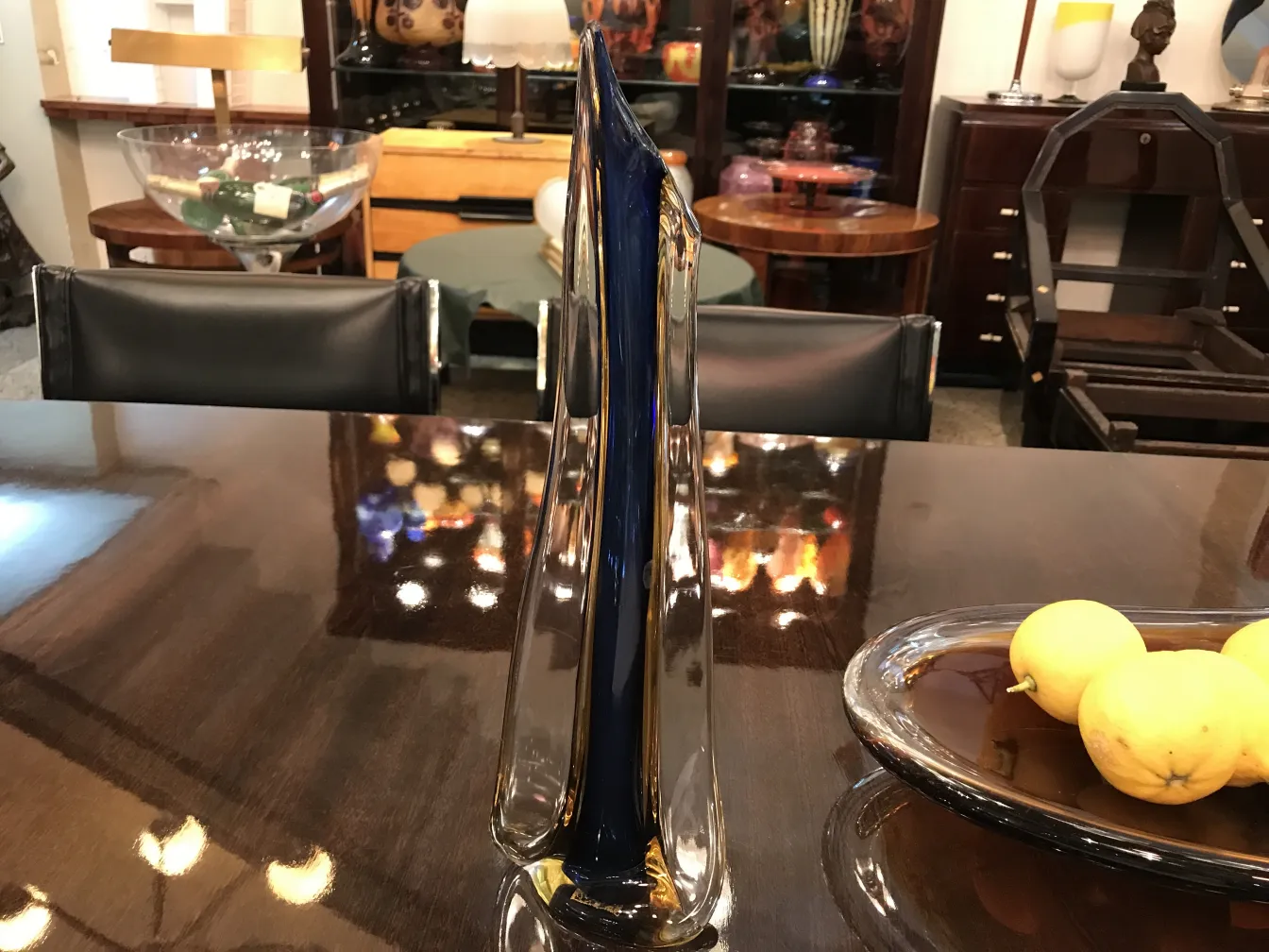 Antike Murano-Glasvase auf einem glänzenden Tisch mit Früchten