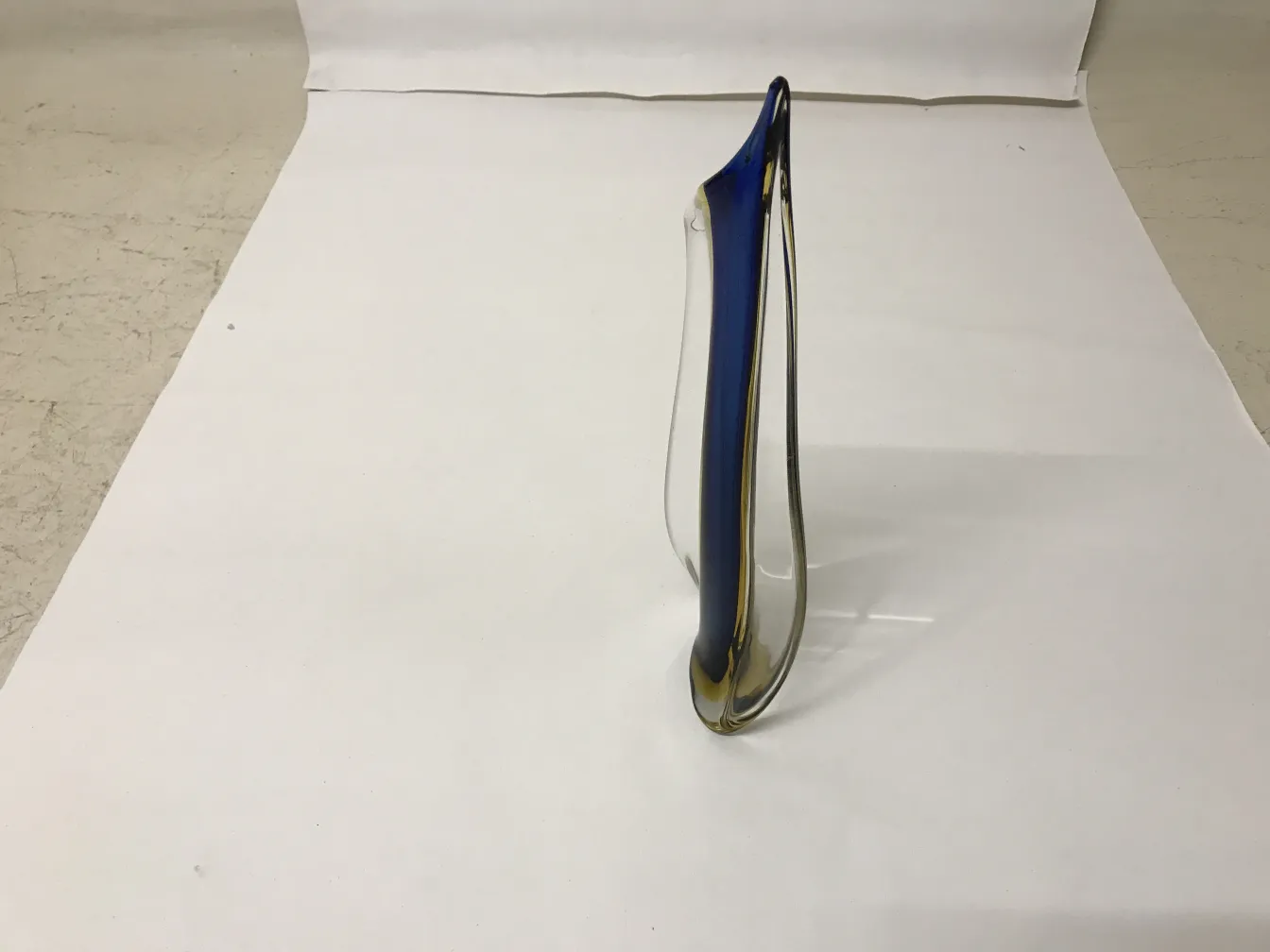 vaso di murano con forma elegante e colori vivaci su sfondo bianco.