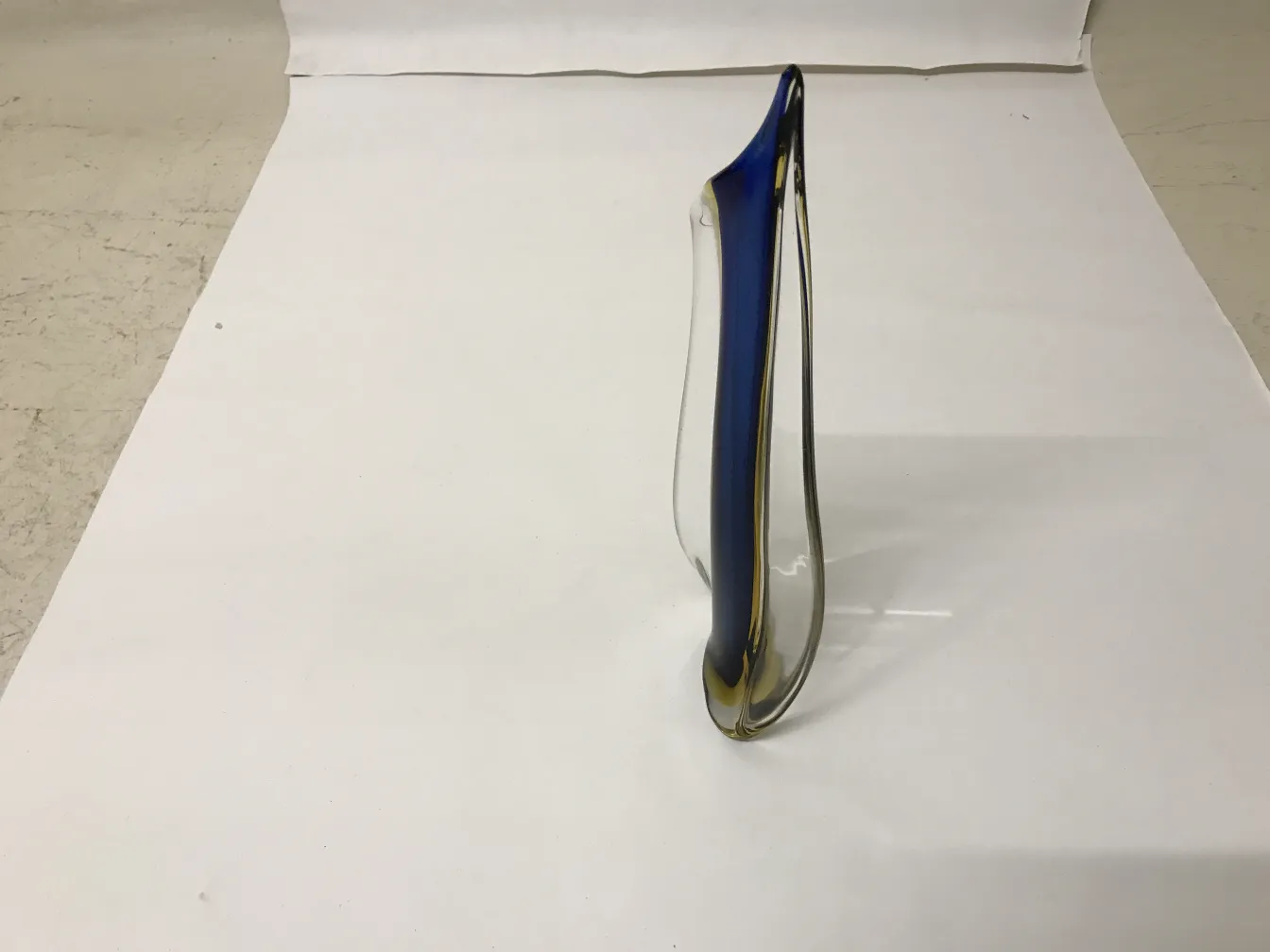 Florero antigo Murano com formas elegantes e cores vibrantes, em fundo branco