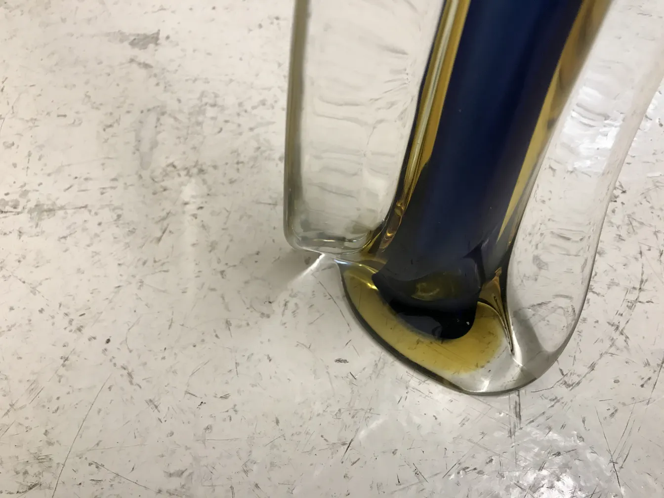 vase murano élégant aux couleurs vives sur une table