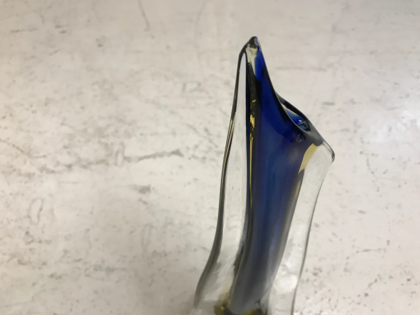 vaso di murano con dettagli eleganti e forma stilizzata su sfondo chiaro