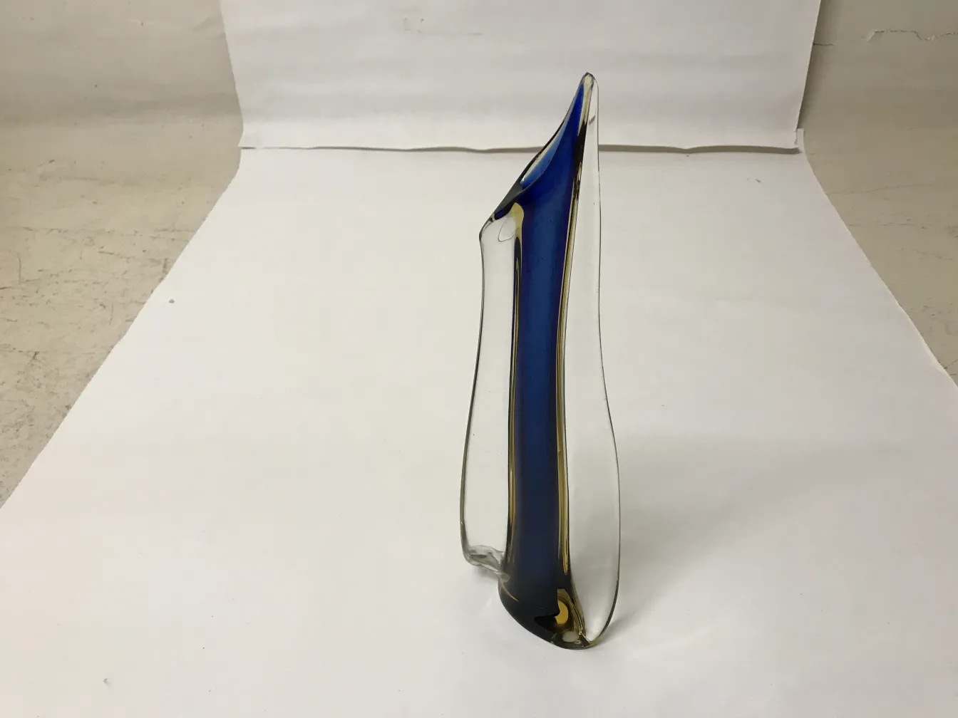 vaso de murano antigo com formato elegante e cor azul