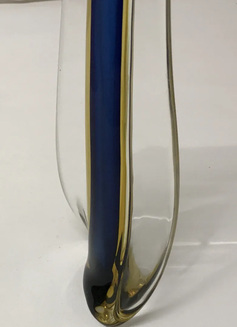 vaso di murano antico con forme curve e colore blu
