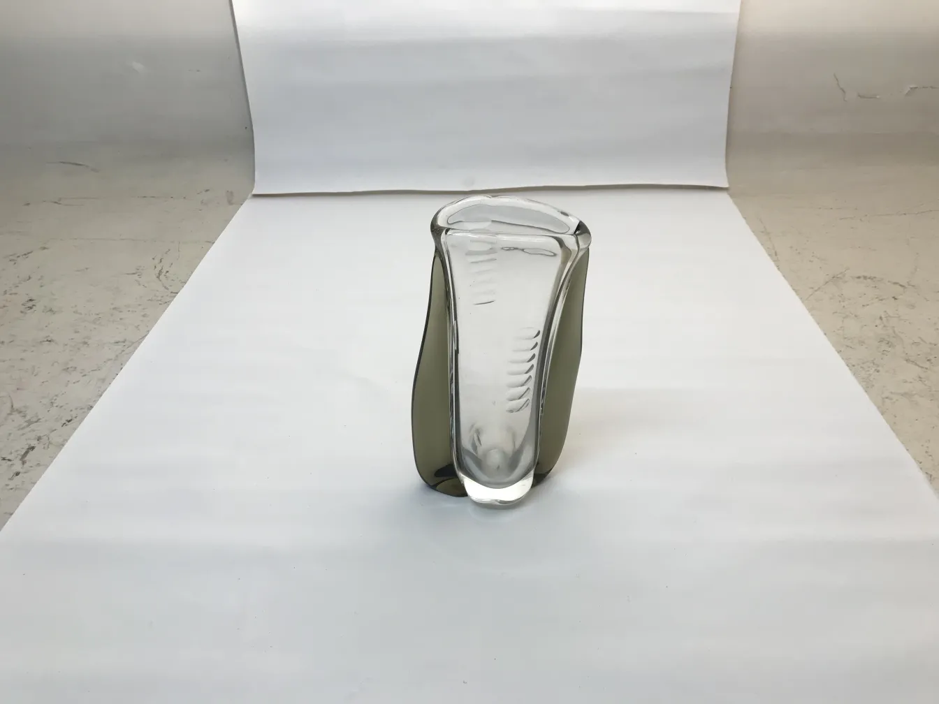 un vase murano avec une forme élégante et un design frappant