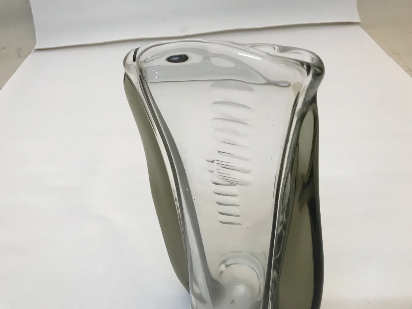 vaso di murano antico con design curvo e trasparente