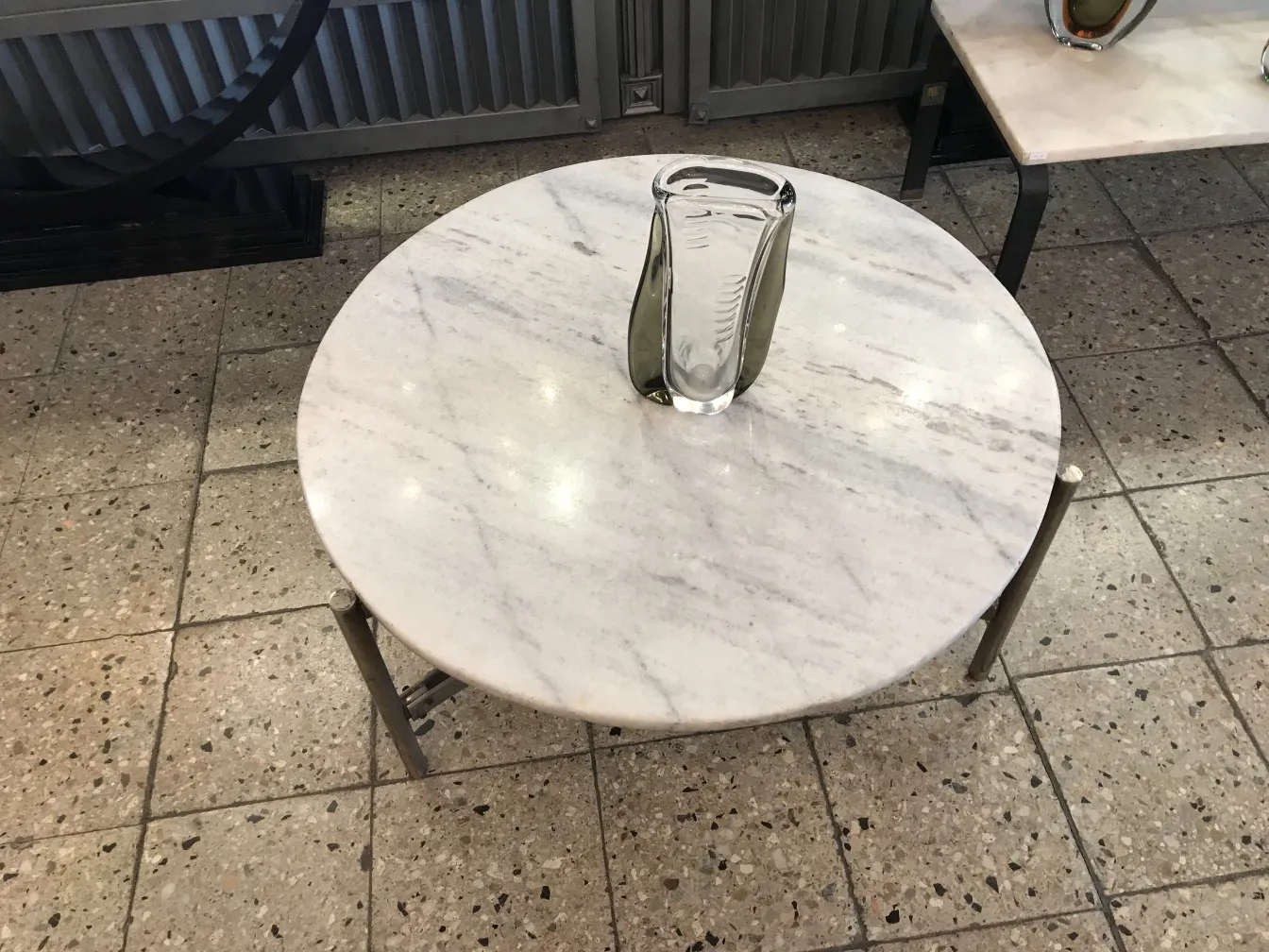 Vase Murano ancien sur table ronde en marbre