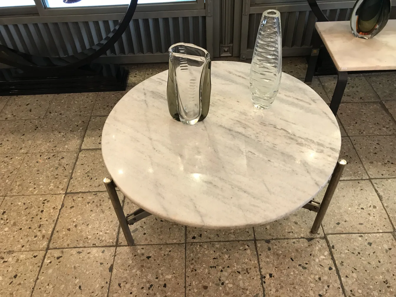 vase murano sur une table avec un ambiance élégante, décoratif