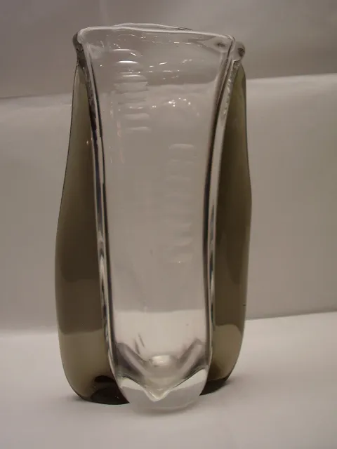 antike murano-vase mit elegantem design und kurven