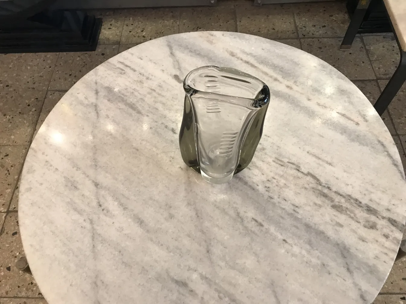 vaso di murano su tavolo in marmo con design unico