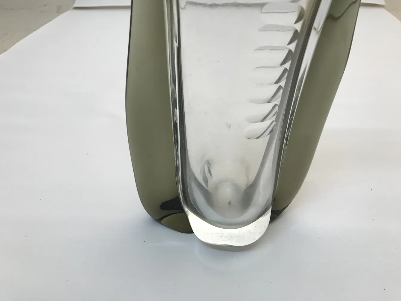 vase murano ancien avec un design courbé élégant