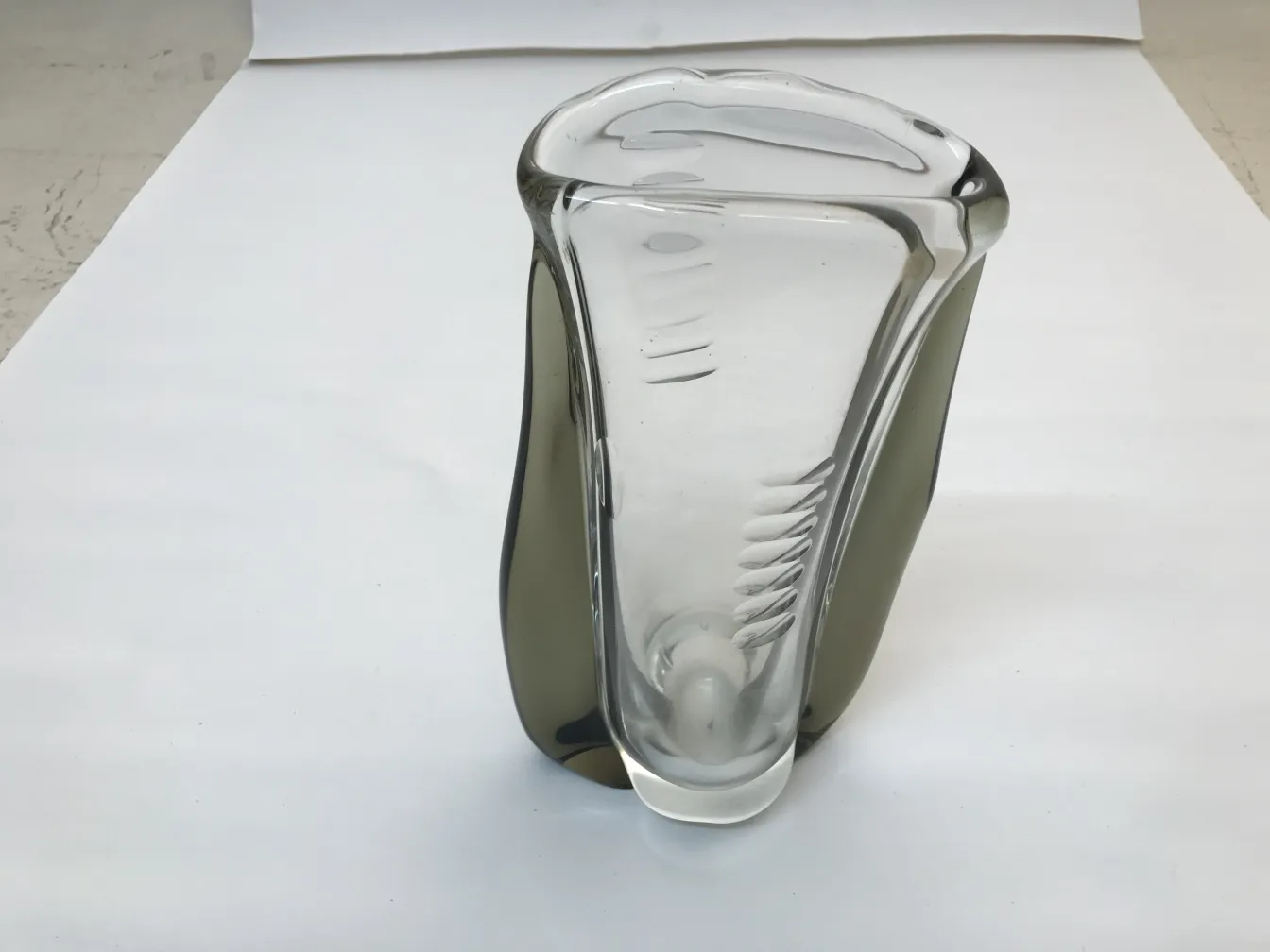 murano-vase mit modernem design auf weißem hintergrund