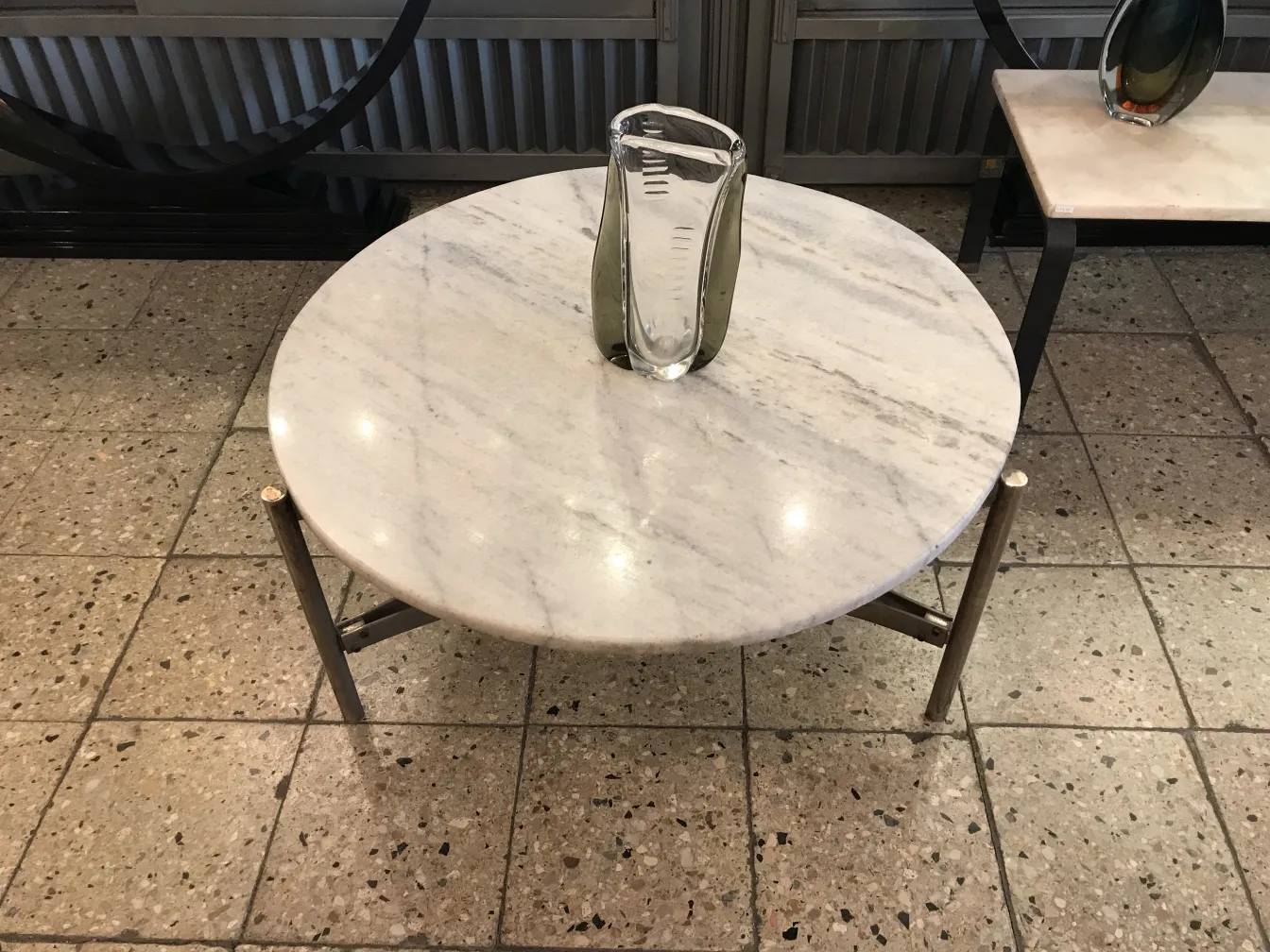 vaso de murano em uma mesa redonda de mármore