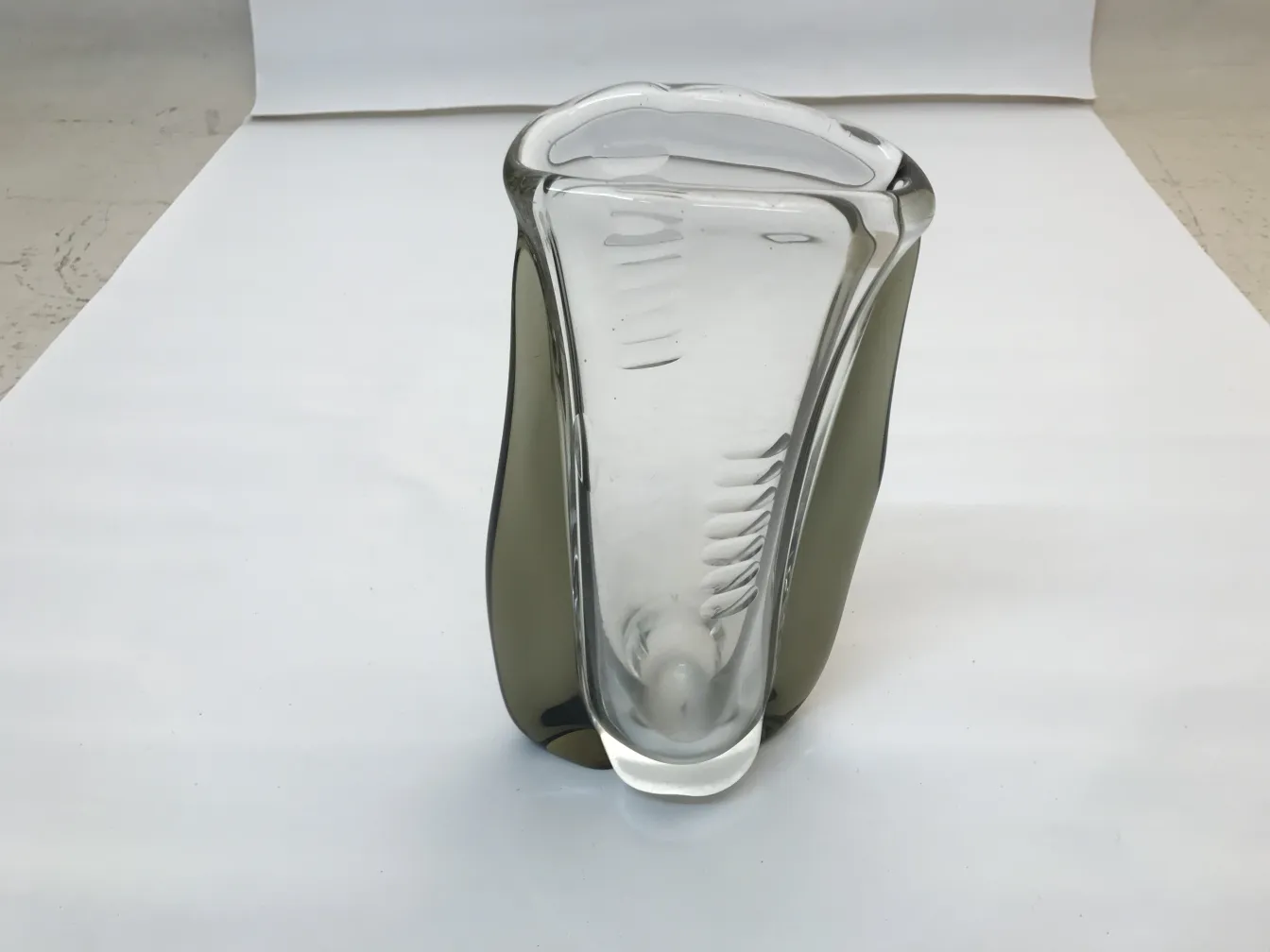 Vaso de Murano antigo com forma elegante e detalhes decorativos