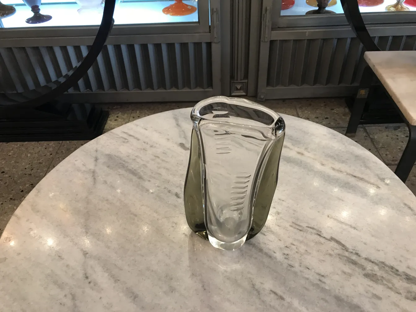 vaso de murano de forma única sobre mesa de mármol, antiguidade
