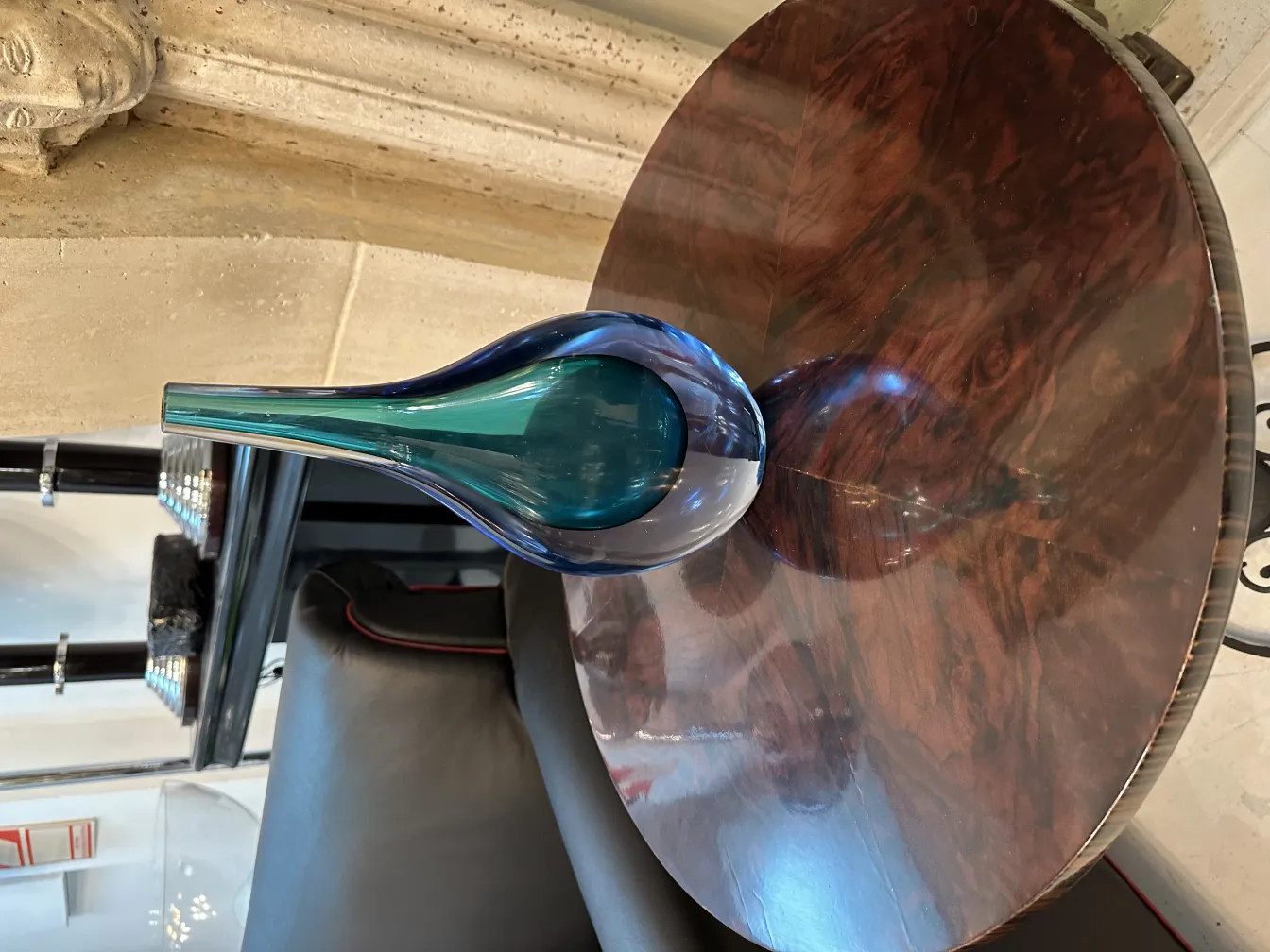 blaues antikes Murano-Glas auf einem Tisch