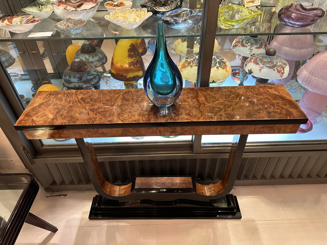 vase di murano blu su tavolo con altre antichità