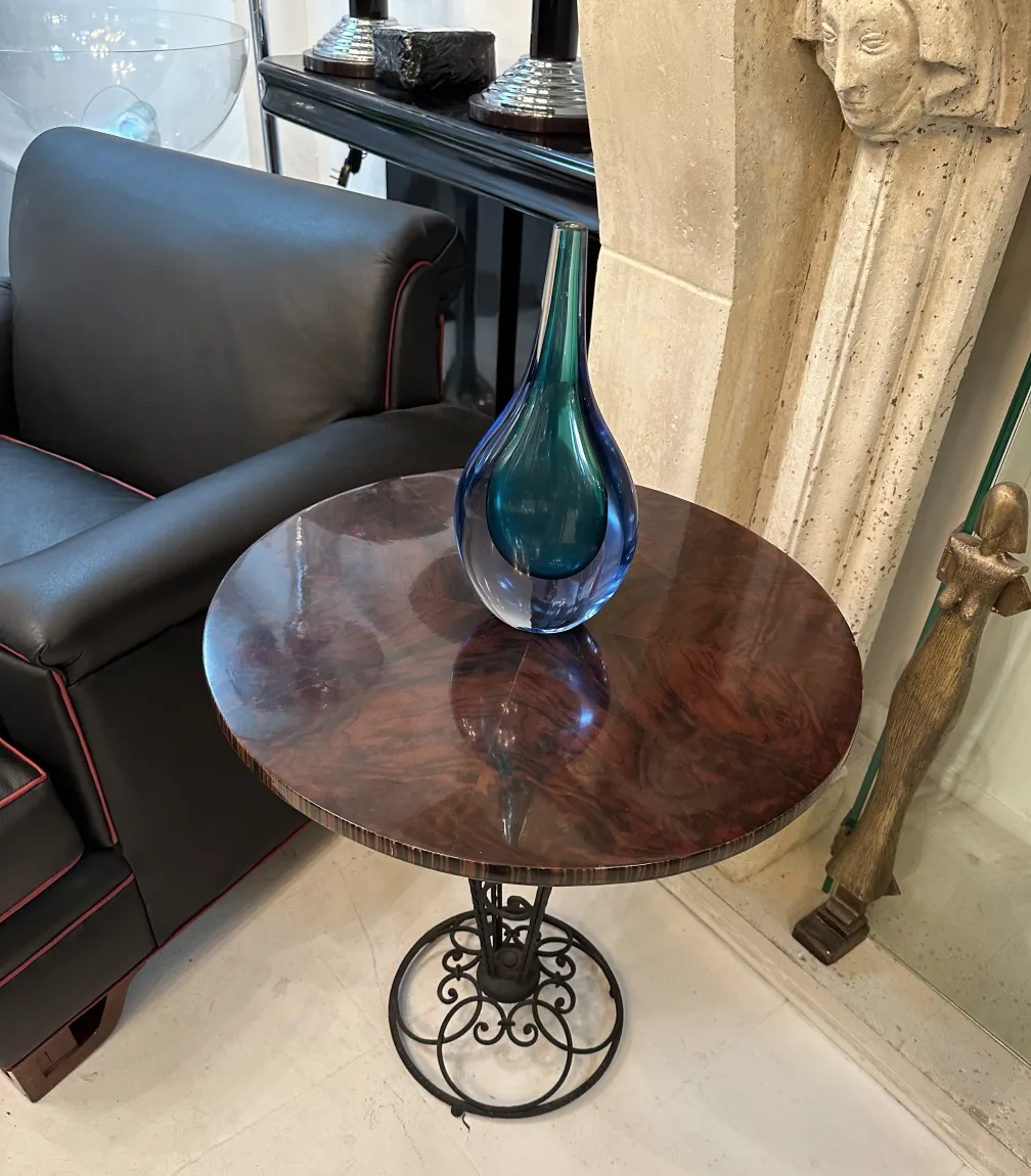 Vaso de Murano antigo com forma elegante sobre mesa redonda