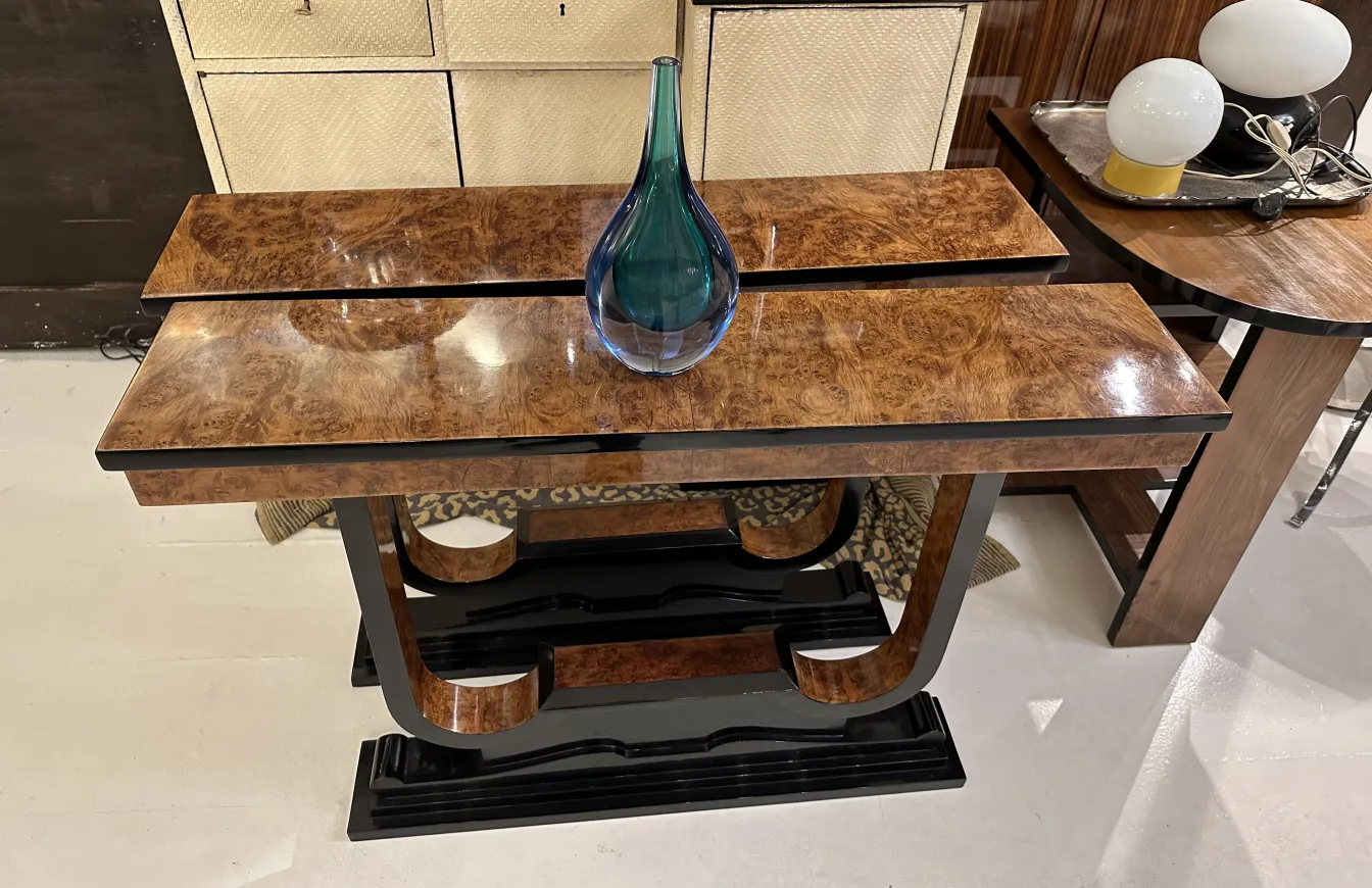 vaso de murano antigo com forma elegante sobre a mesa