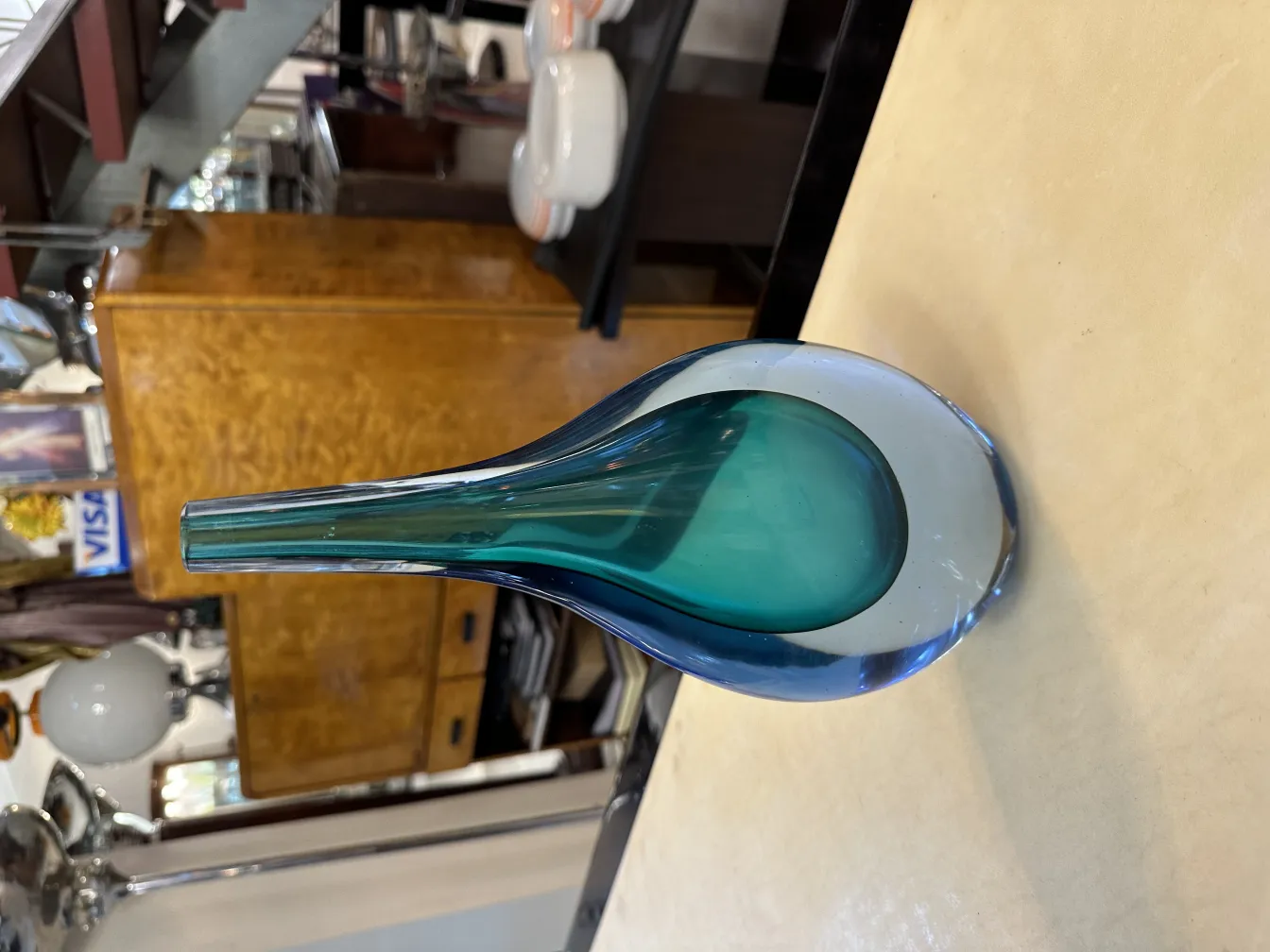 vaso de murano antigo em azul e verde em ambiente doméstico