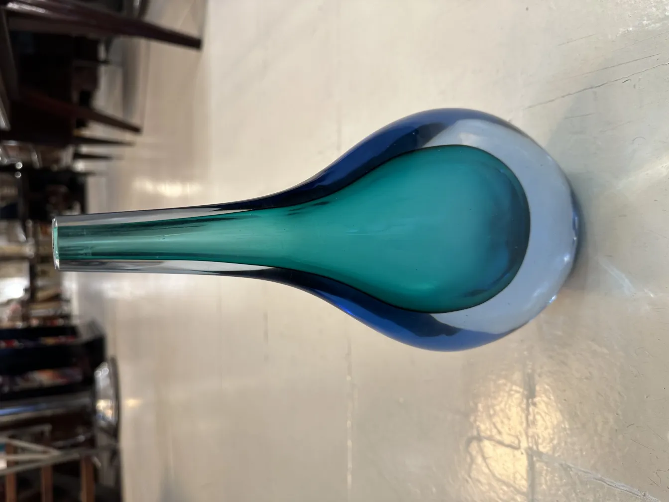 vaso de murano antigo com cores elegantes azul e verde