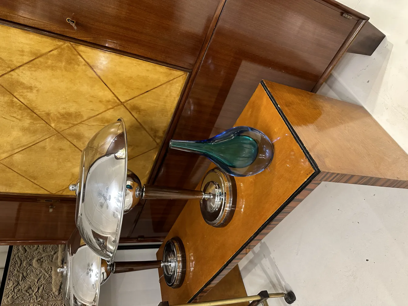 vaso de murano em um ambiente elegante com móveis clássicos