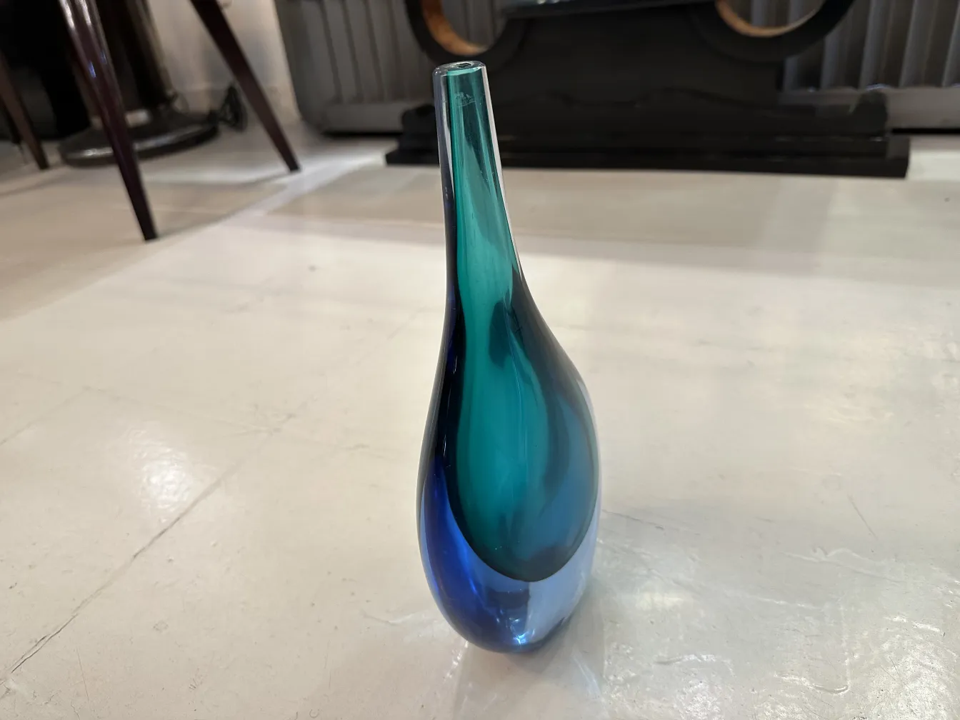 antike murano-glas in blauen und grünen Farben, dekorativ in einem klassischen Rahmen
