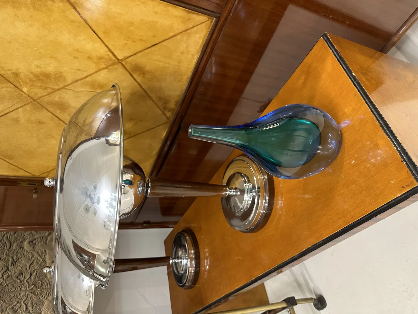 Vaso antigo de Murano em cores azul e verde, em um ambiente elegante.