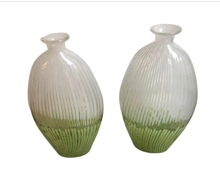 vase murano ancien vert et blanc, forme organique dans un cadre lumineux