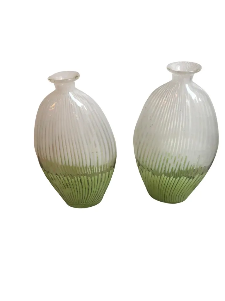 deux vases murano élégants aux tons clairs et verts