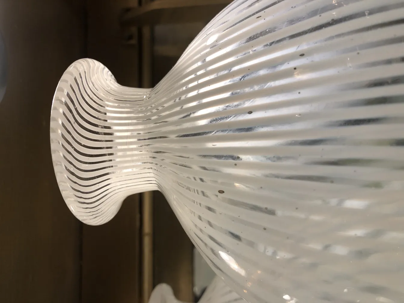 florero antiguo de Murano con líneas sutiles y claro, un objeto decorativo elegante en un entorno clásico.