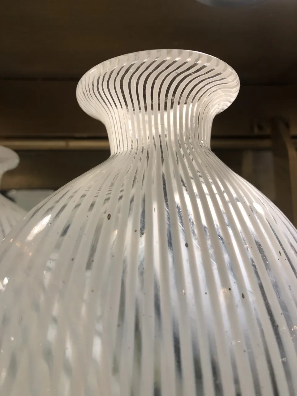 Vaso antico di Murano con design striato e forma elegante in un ambiente ben illuminato